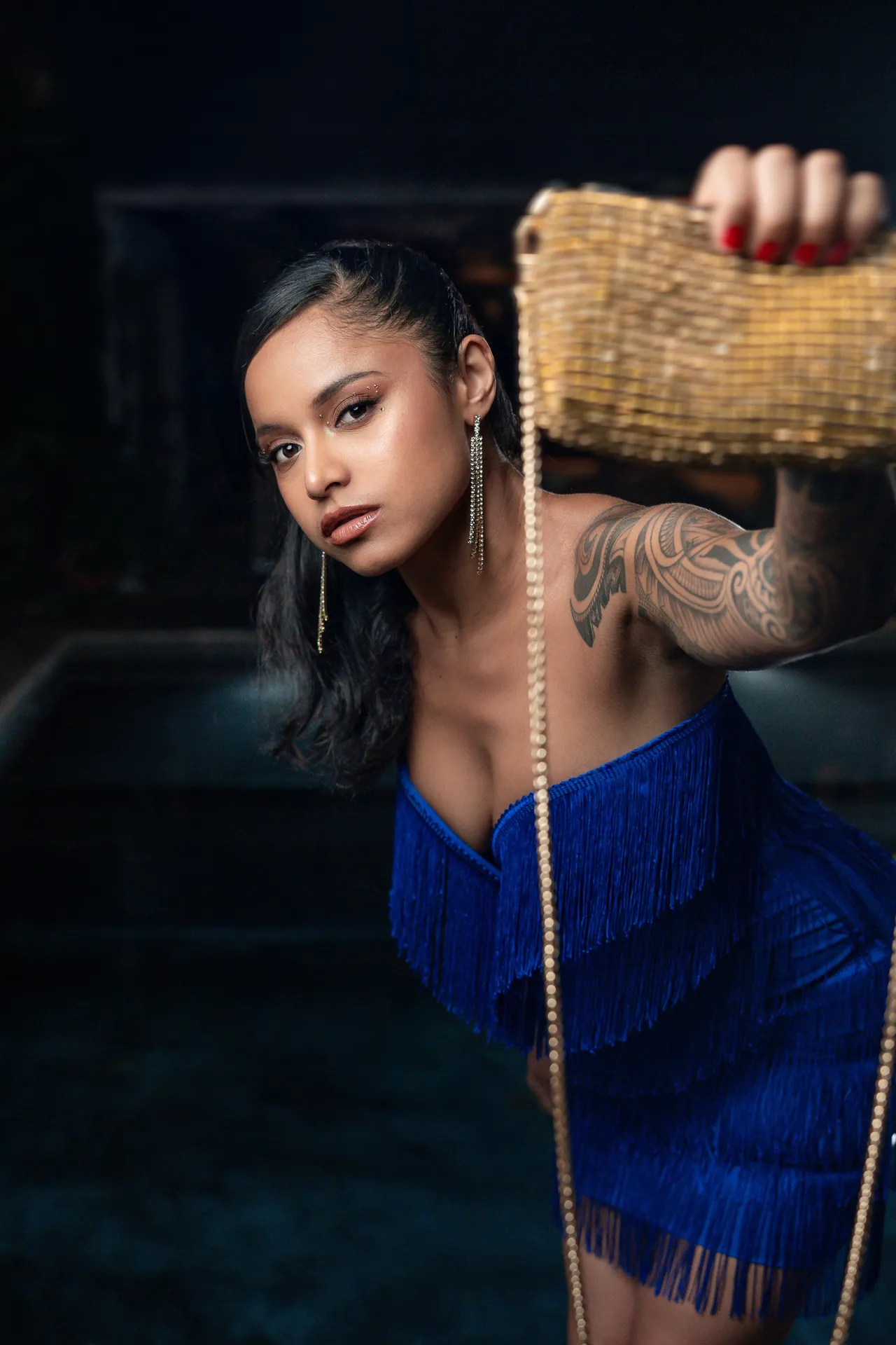 Portrait in blue with a woven bag