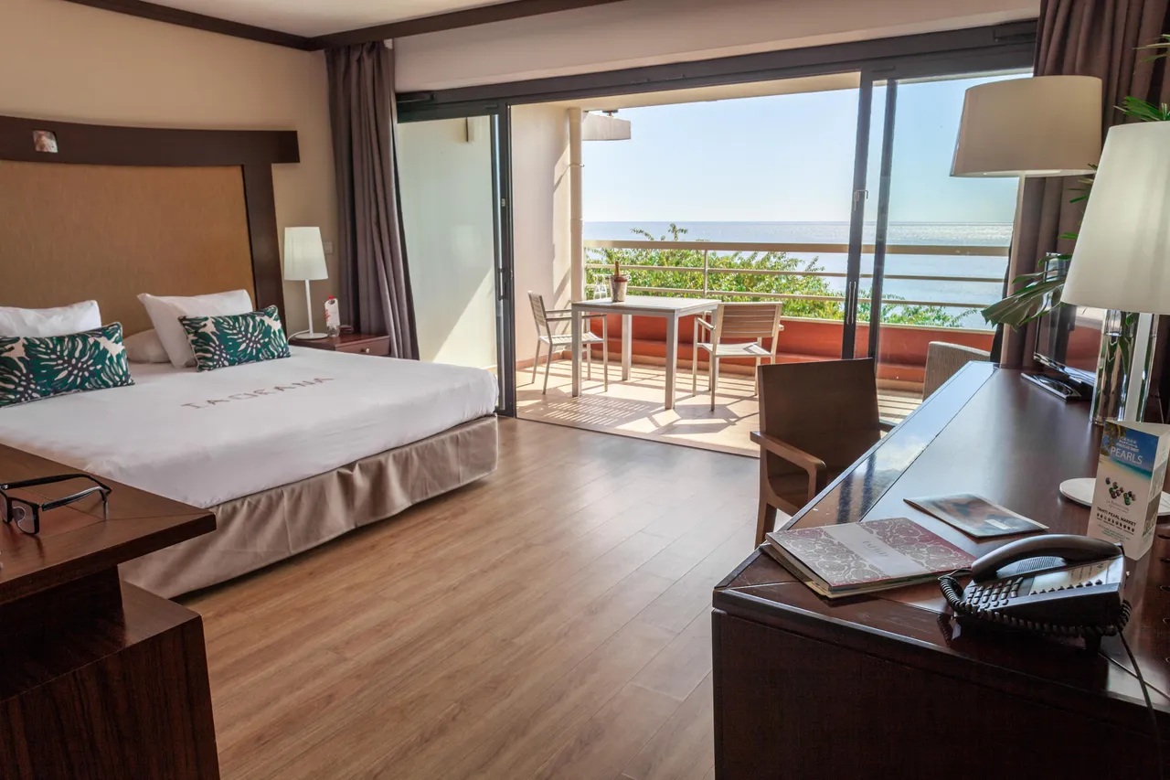 Bedroom with a balcony facing the sea