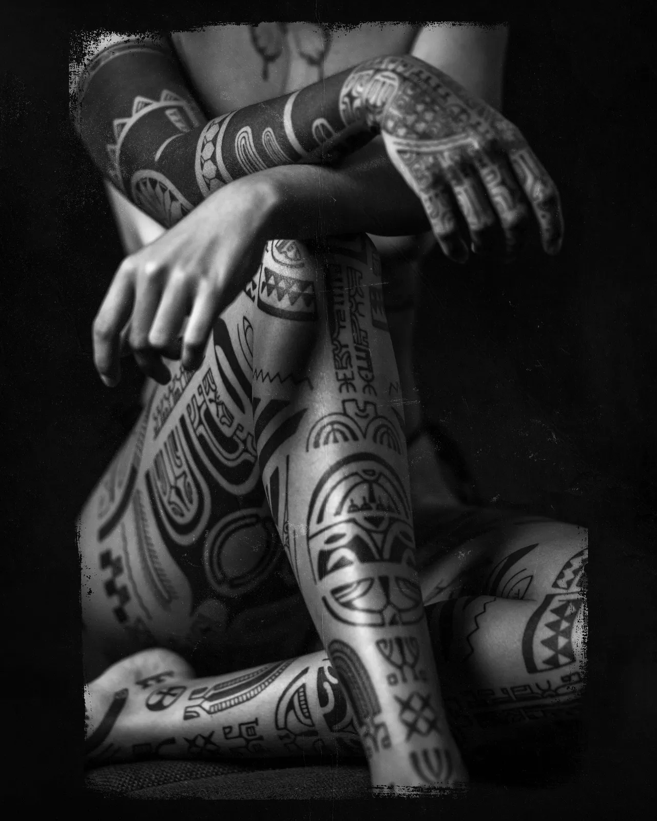 Détail de tatouages en noir et blanc