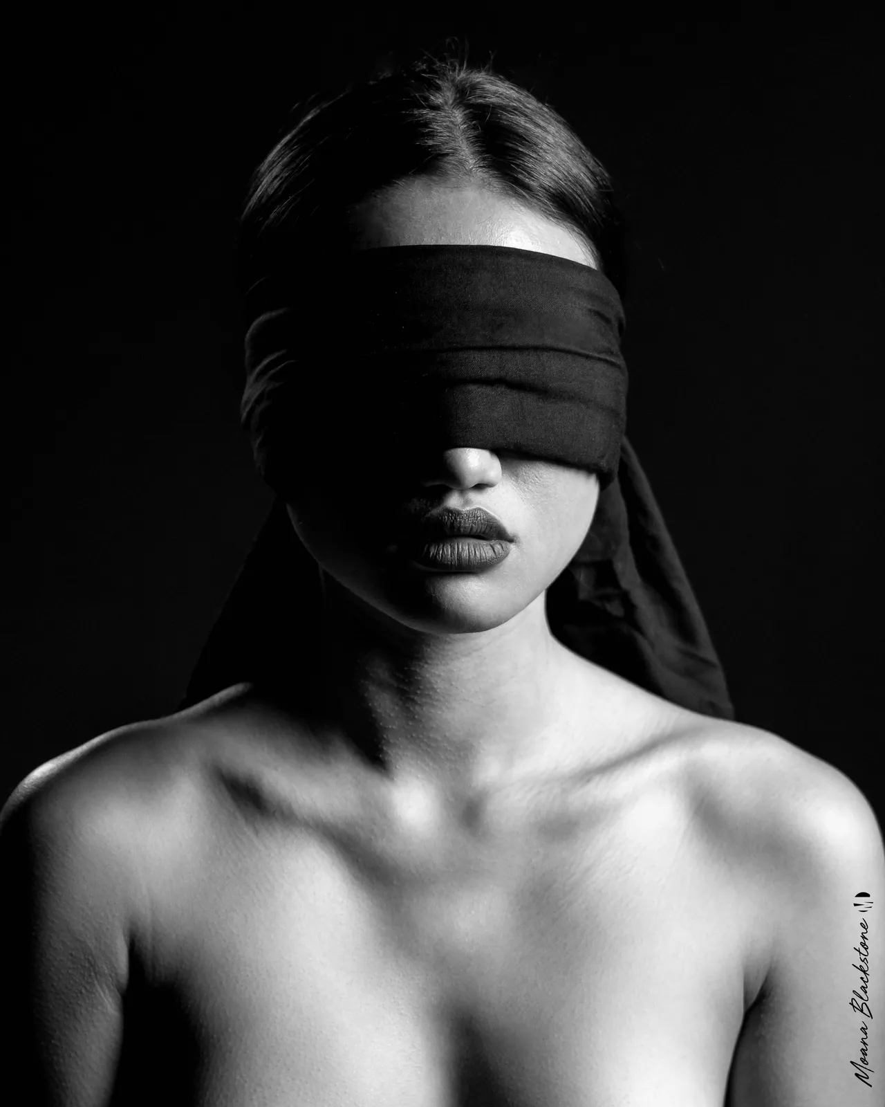 Portrait aux yeux bandés
