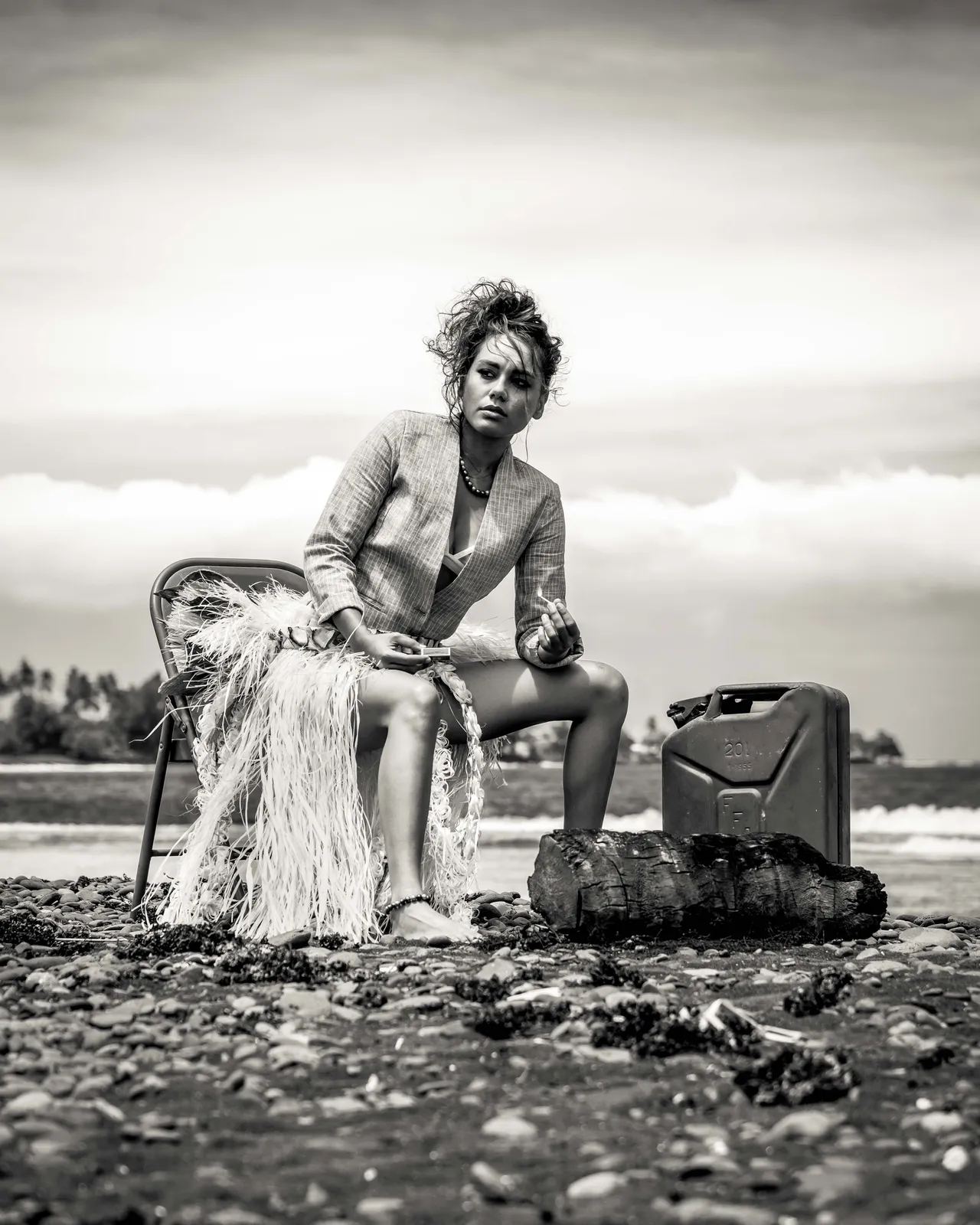 Portrait sur une plage, en noir et blanc