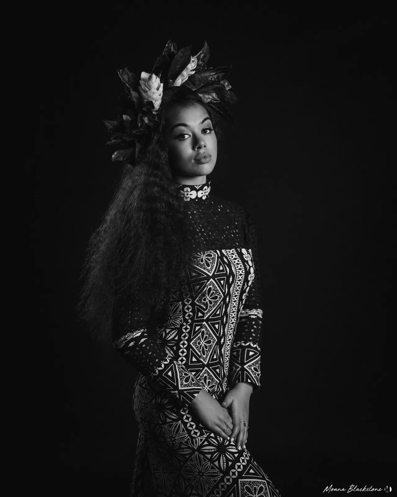 Portrait avec une coiffe végétale