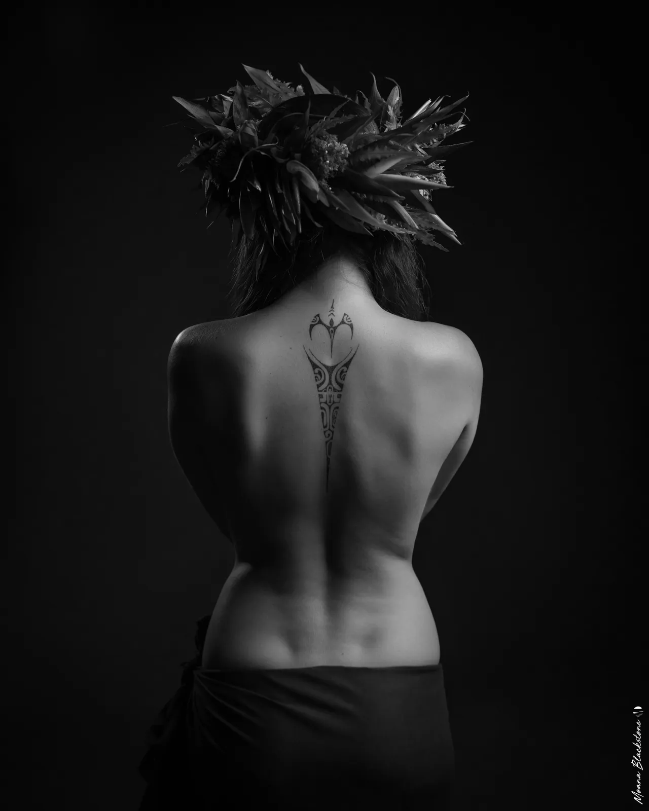 Portrait de dos avec tatouage et coiffe végétale
