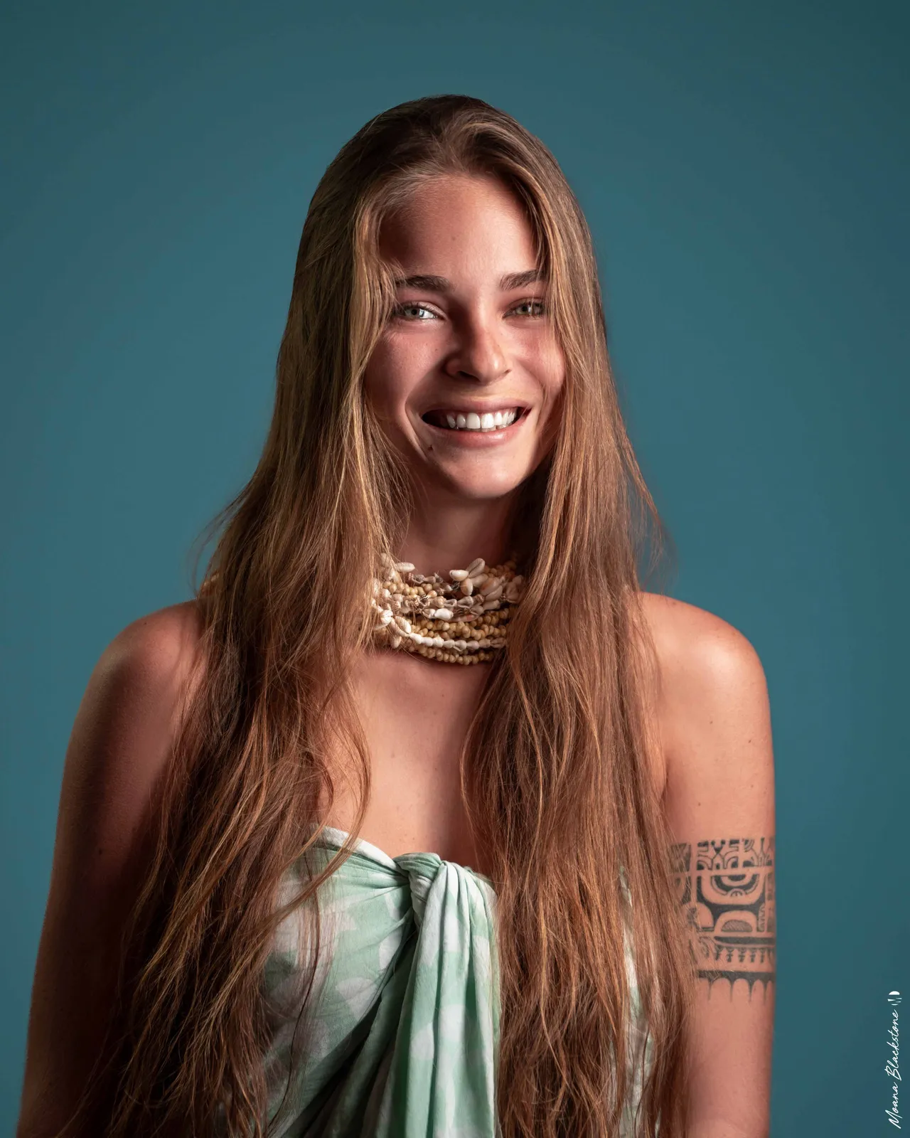 Portrait souriant sur fond bleu